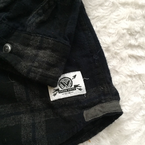 ⭐️4 for $30 ⭐️ Boys flannel black shirt - Picture 3 of 4